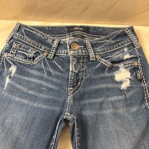 SILVER, Suki Women's Distressed Blue Capri Jeans